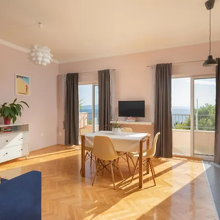 Apartment Waterfront Roko 2 *